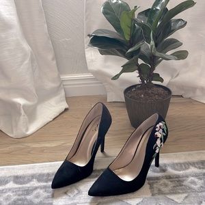 Heels with flower embroidery